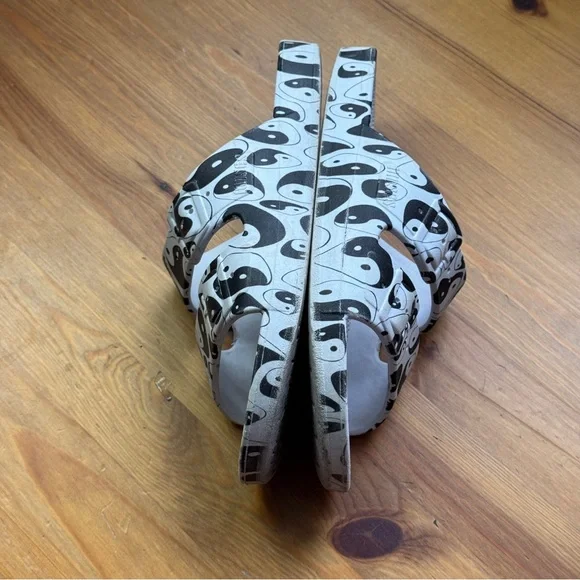 Freedom Moses, Ying, Yang, black and white slides size 4 girls - Picture 10 of 11